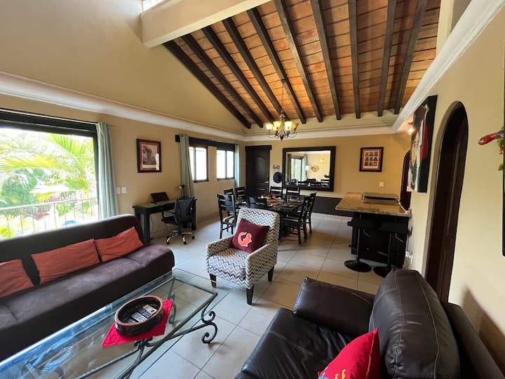 Sala con comedor y cocina en la parte trasera