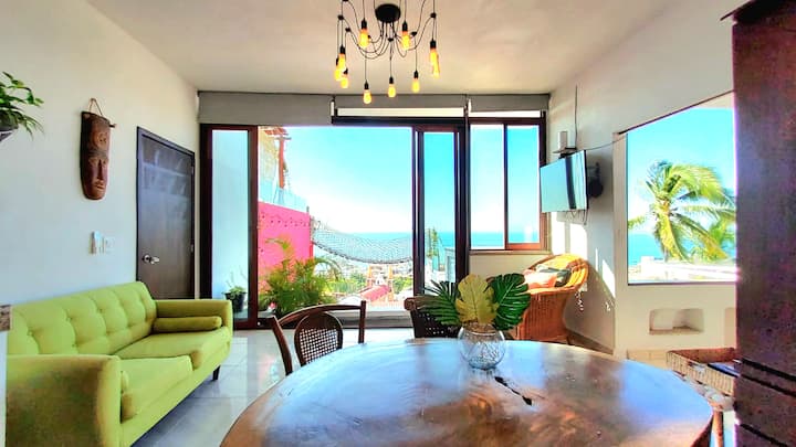 Salon et salle à manger avec vue sur l'océan, l'océan Pacifique depuis chaque coin