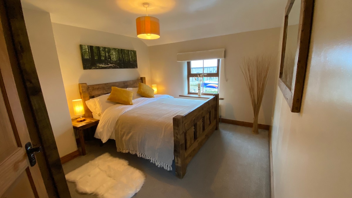 Spavaća soba 1 - bračni krevet (širine 180-220 cm)