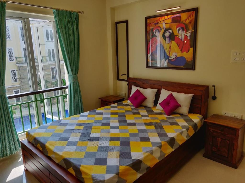 Спалня за гости с малко двойно легло с изглед към басейна. Стаята има прилежаща пералня