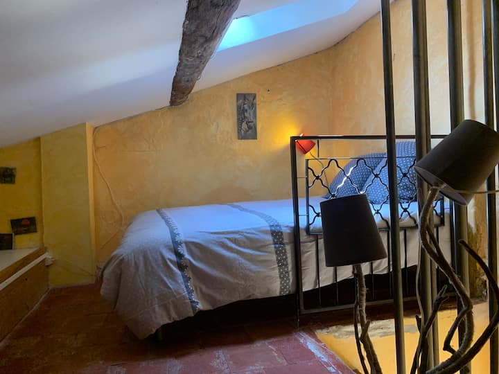 chumba cha kulala cha camarguese kinaunganisha na chumba cha kimapenzi