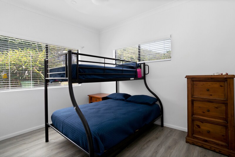 غرفة نوم ثالثة في الطابق السفلي.