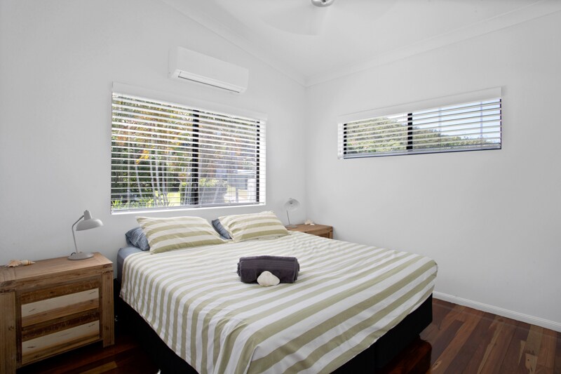 تقع غرفة النوم الثانية في الطابق العلوي خارج منطقة المطبخ، وتحتوي على سرير كبير.