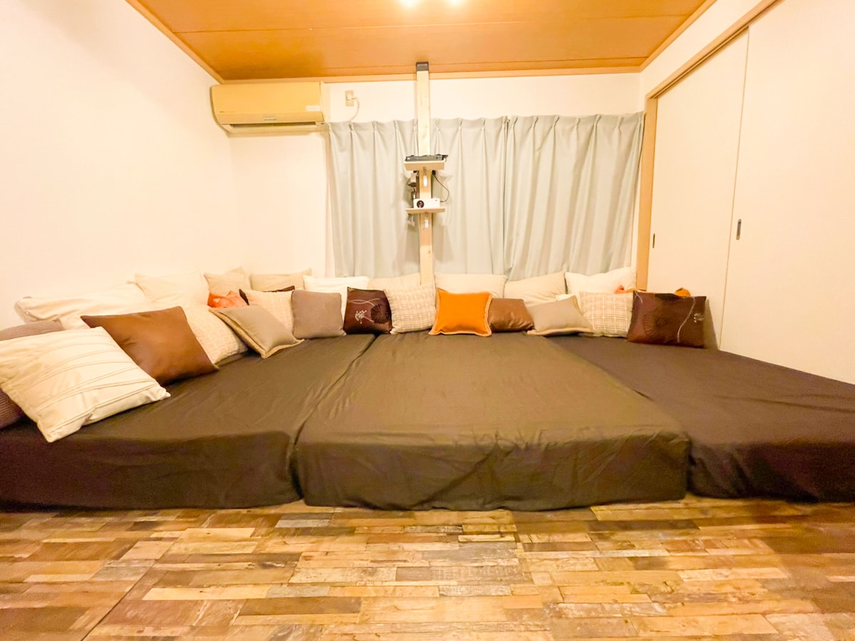 Se proporcionarán tres camas individuales.
(No podemos proporcionar camas adicionales).