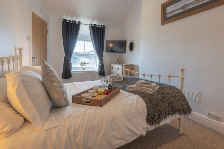 Main bedroom with view of the estuary and the mountains
