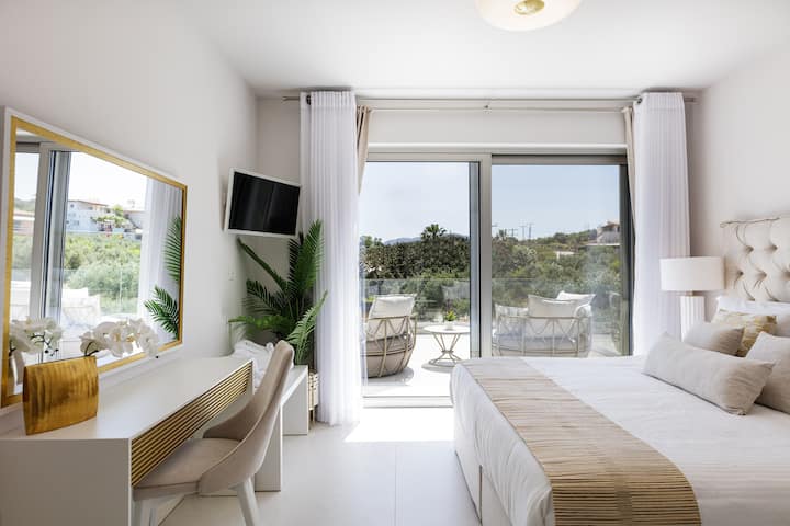 First floor master bedroom with a super King size bed (1,80 x 2,00)
