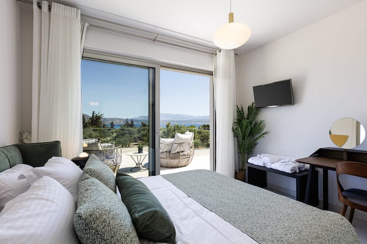 One of the first-floor master bedrooms with a King size bed (1,60 x 2,00)