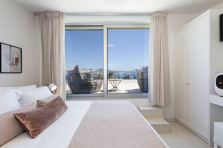 2 single beds (0,90x2,00) that may be converted into a King size bed