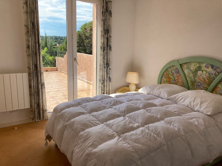 غرفة النوم الأولى - سرير مزدوج واحد 160 × 190  - غرفة استحمام - مرحاض خاص - تراس كبير - طاولة وكراسي صغيرة لإطلالة على البحر أو فاتح شهية