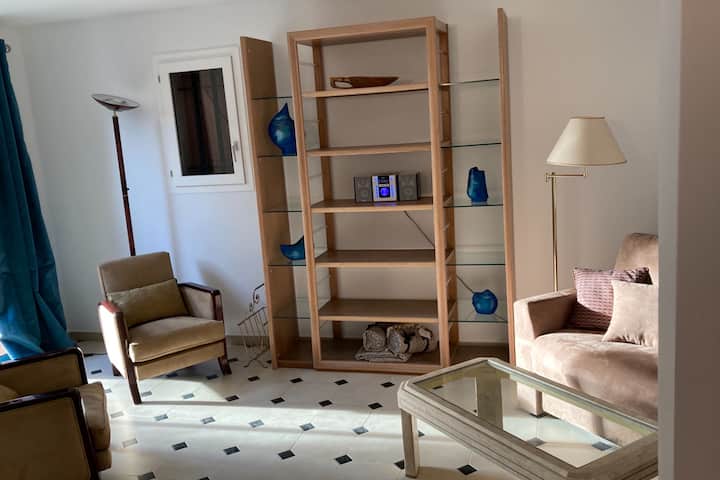 غرفة معيشة مع سرير أريكة + تلفزيون + واي فاي + سماعة بوس كبديل لقنوات الواي فاي في الصورة