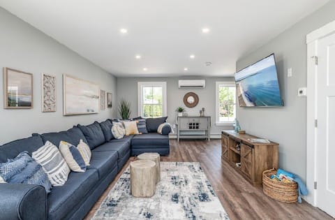 New Luxury Home w/HOT TUB & Fire Pit