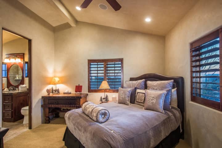 छठा बेडरूम, जिसमें एक क्वीन-साइज़ बेड, अटैच बाथरूम और वॉक-इन क्लोज़ेट है।