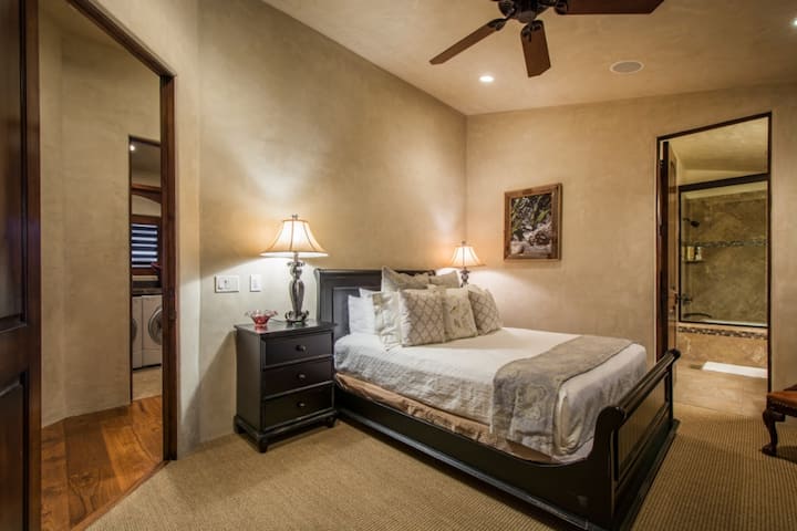 5वाँ बेडरूम, जिसमें एक क्वीन साइज़ बेड, अटैच बाथरूम और वॉक-इन क्लोज़ेट है। इस फ़्लोर पर हॉल के पार वॉशर/ड्रायर की सुविधा भी उपलब्ध है।