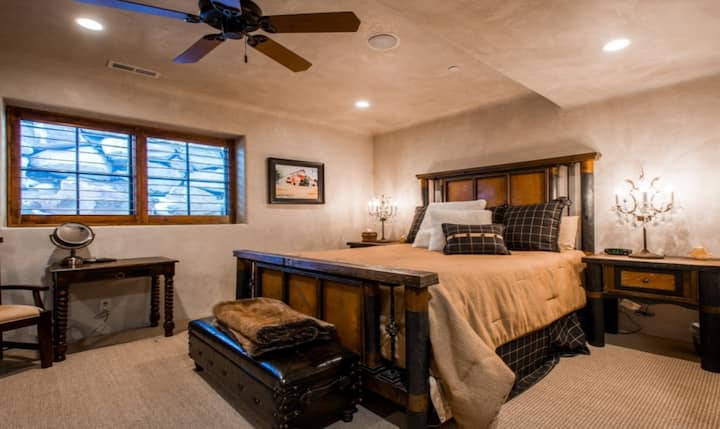 मेन लेवल फ़्लोर पर दूसरा बेडरूम। इसमें एक अटैच बाथरूम, 42 इंच की टीवी स्क्रीन, एक वॉक-इन क्लोज़ेट और वॉक-इन क्लोज़ेट में एक वॉशर/ड्रायर कॉम्बो मौजूद है।