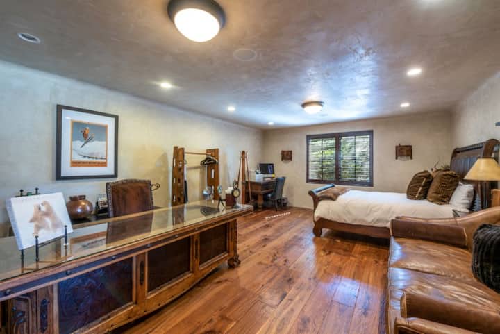 तीसरा बेडरूम / ऑफ़िस मुख्य मंज़िल पर मौजूद है। किंग साइज़ बेड। कपड़ों की रैक उपलब्ध है।