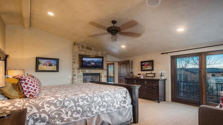 दाईं ओर का रास्ता चौथे बेडरूम की ओर जाता है। यहाँ एक निजी लिविंग रूम, पढ़ने की जगह, बालकनी, एन-सुइट बाथरूम, बड़ा वॉक-इन क्लोज़ेट और 32 इंच की टीवी स्क्रीन है।