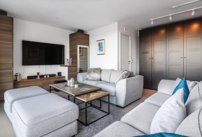 Luxury Living 3BR in CityCenter w/Waterfront View gallery image 4