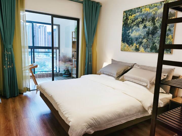 【归南】绿素简约两居套房/近万达广场/润城/临南亚风情园/都市风景阳台