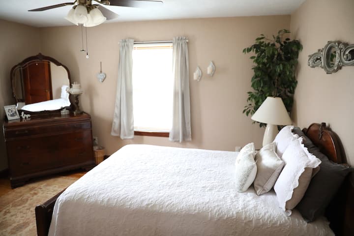 Dormitorio 2 con cómoda cama de tamaño completo