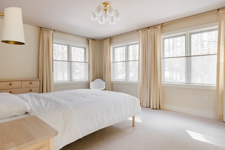 Kati kryesor i dhomës së mysafirëve me banjë të bashkan