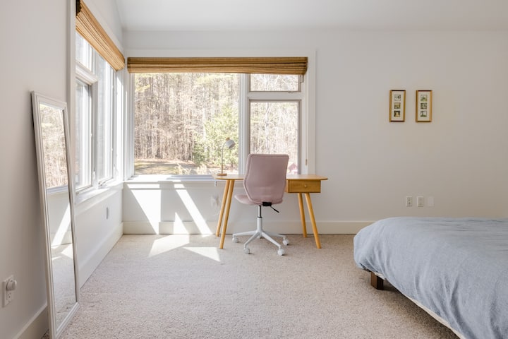 Dhoma e gjumit e tretë me tavolinë fëmijësh