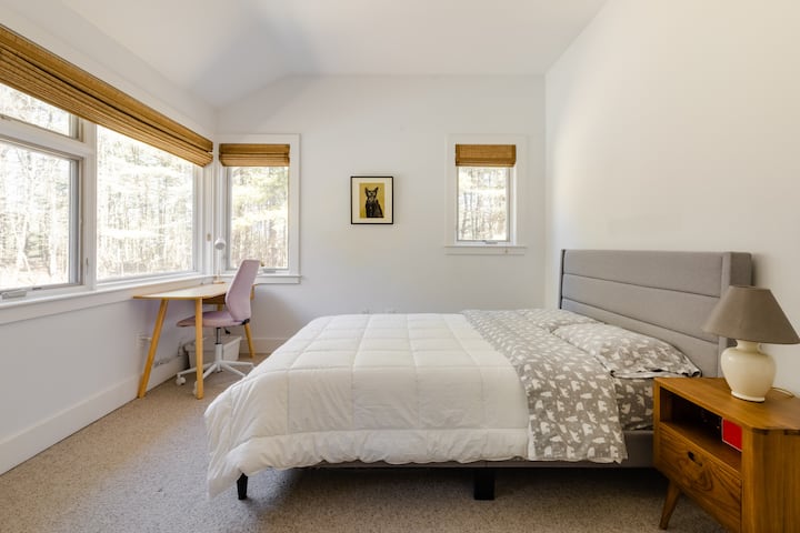 Dhoma e katërt e gjumit me një tavolinë tjetër për fëmijë