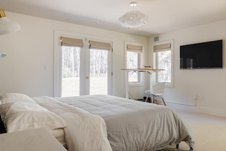 Dhomë gjumi master në katin kryesor me TV 50"dhe tavolinë me motor në këmbë