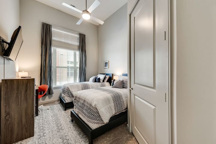 Третата соба е дизајнирана за 2 возрасни лица или за деца. Може да се конфигурира и да се комбинира во еден брачен кревет (широк 150-179 см) 