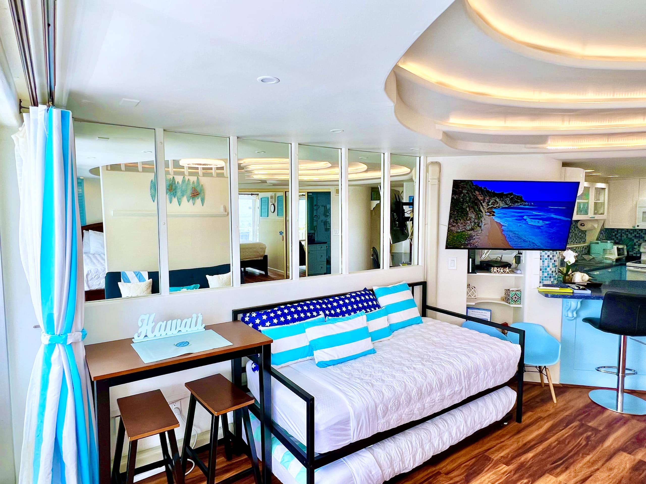 Condo in Honolulu · ★4.98 · 1 bedroom · 3 beds · 1 private bath - Image 6