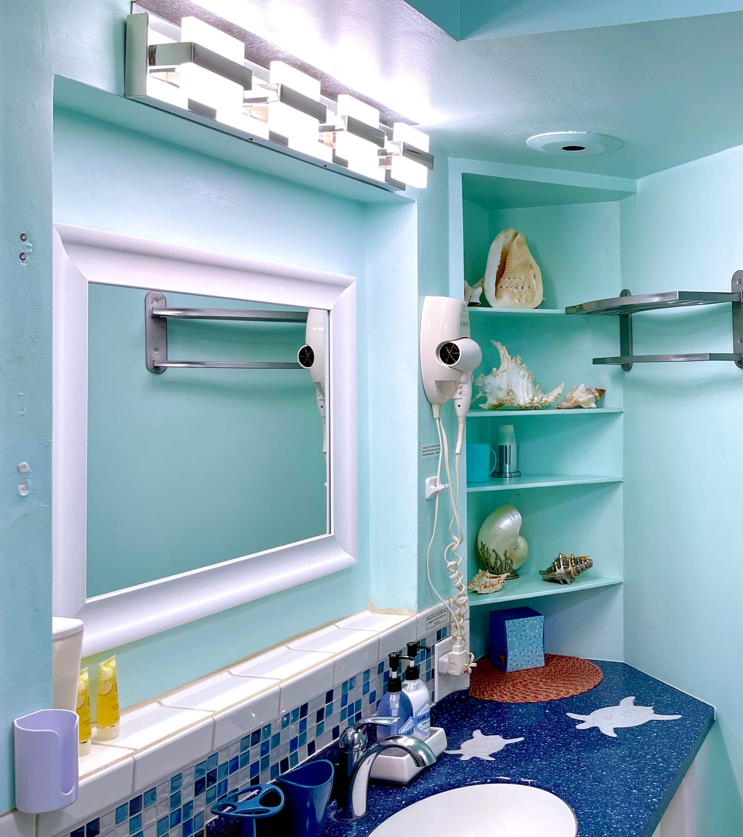 Condo in Honolulu · ★4.98 · 1 bedroom · 3 beds · 1 private bath - Image 17
