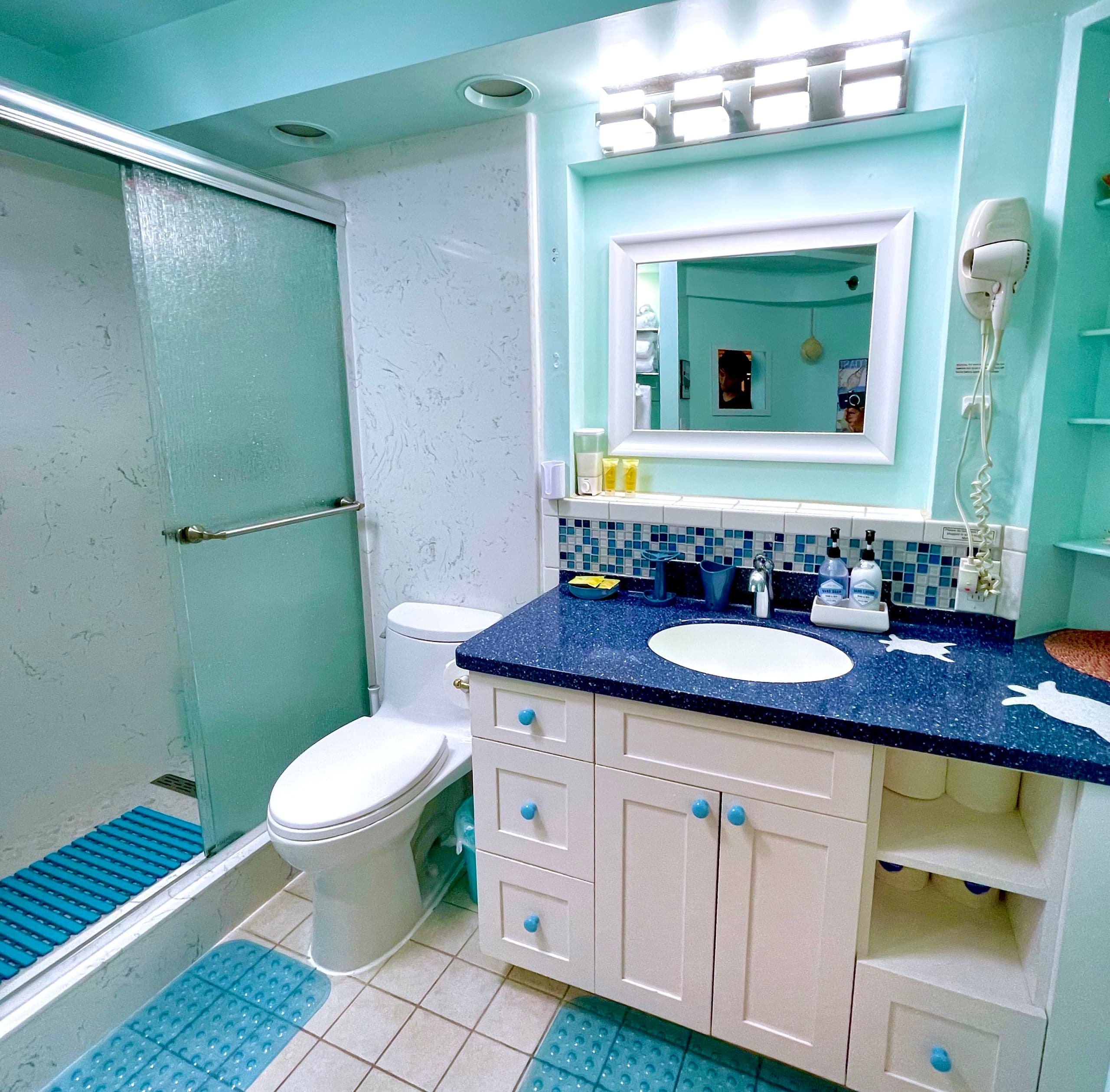 Condo in Honolulu · ★4.98 · 1 bedroom · 3 beds · 1 private bath - Image 15