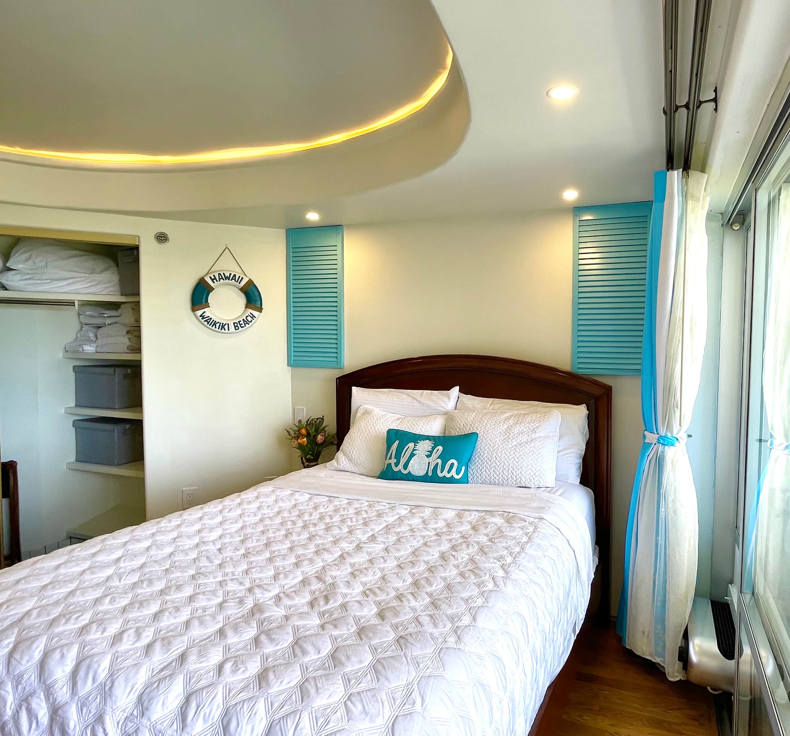 Condo in Honolulu · ★4.98 · 1 bedroom · 3 beds · 1 private bath - Image 2