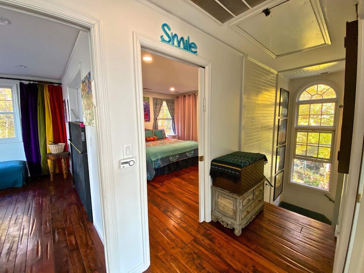 查看「微笑」卧室：
1张加大双人床、1张单人日光浴床、1张双人床拉出式床垫和泳池/乒乓球桌区域