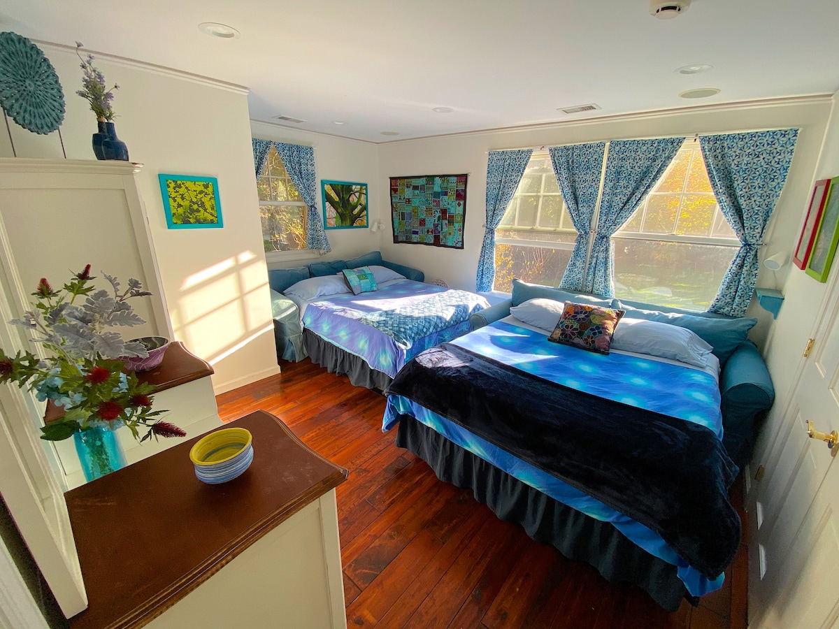 「BE HAPPY」卧室：
2张标准双人床
