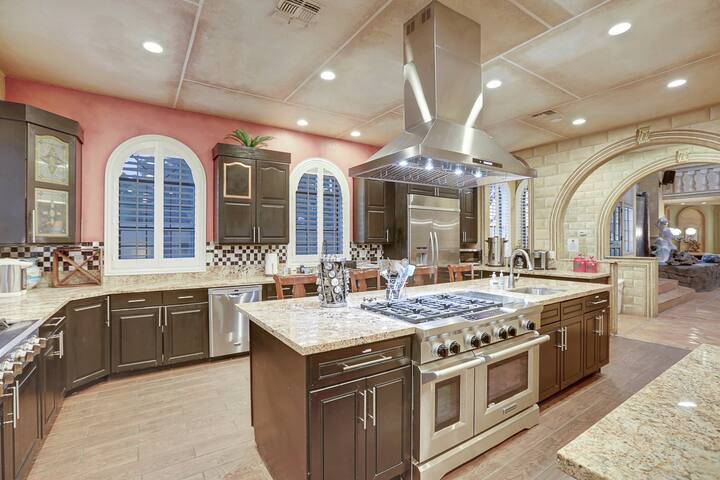 DD3 2Resort Pools Luxurious 12BD/13BA Mansion gallery image 5