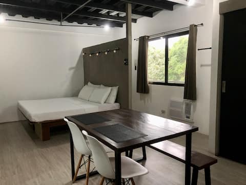 203 Studio w/ Kitchen, WiFi, Netflix, Pool Access