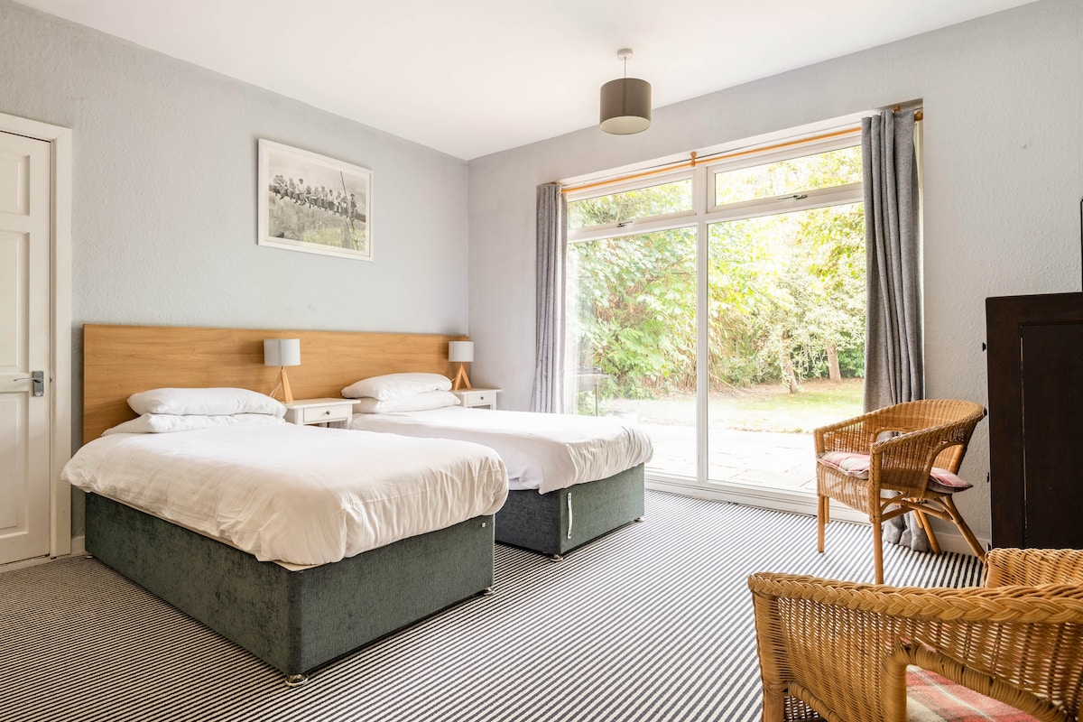 Soba 1: dva odvojena kreveta ili 1 bračni krevet (180x200). Potvrdite raspored prije dolaska. Prostorija za tuširanje spojena sa sobom. Pogled na terasu. 