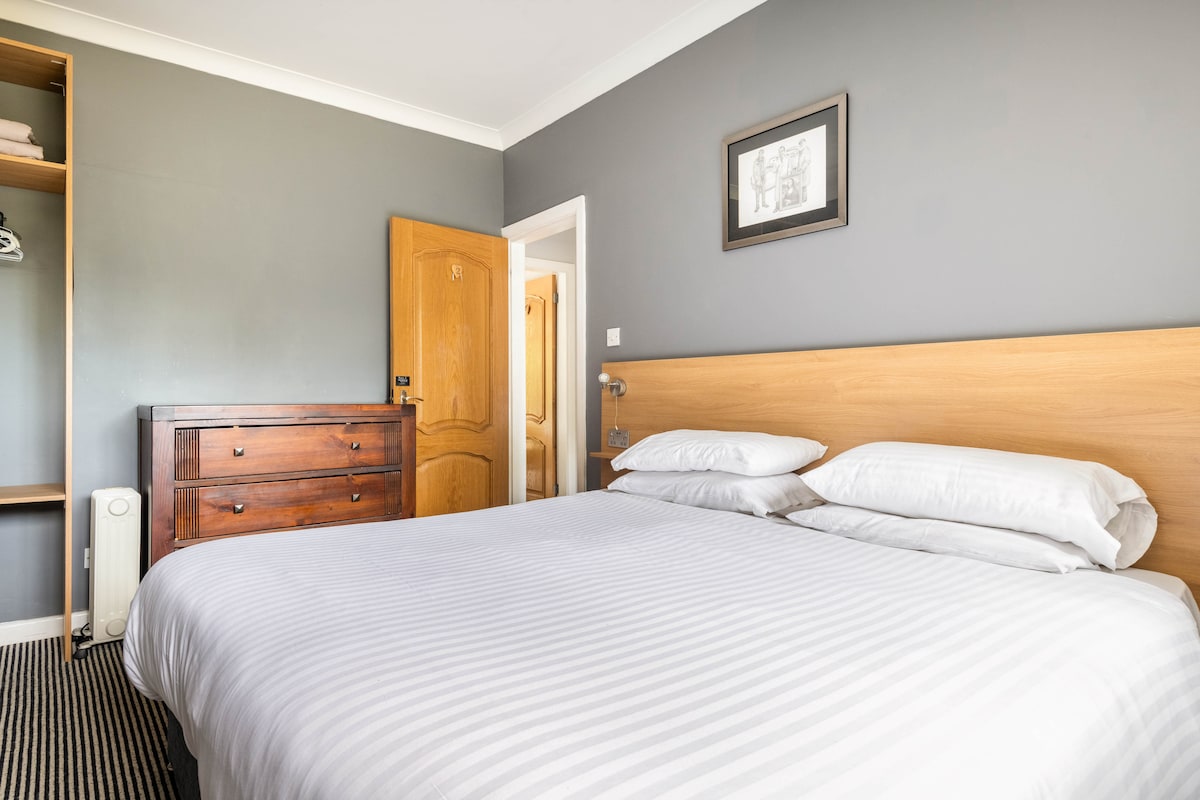 Soba 2: super bračni krevet. Prostorija za tuširanje spojena sa sobom. Pogled na prednji vrt.