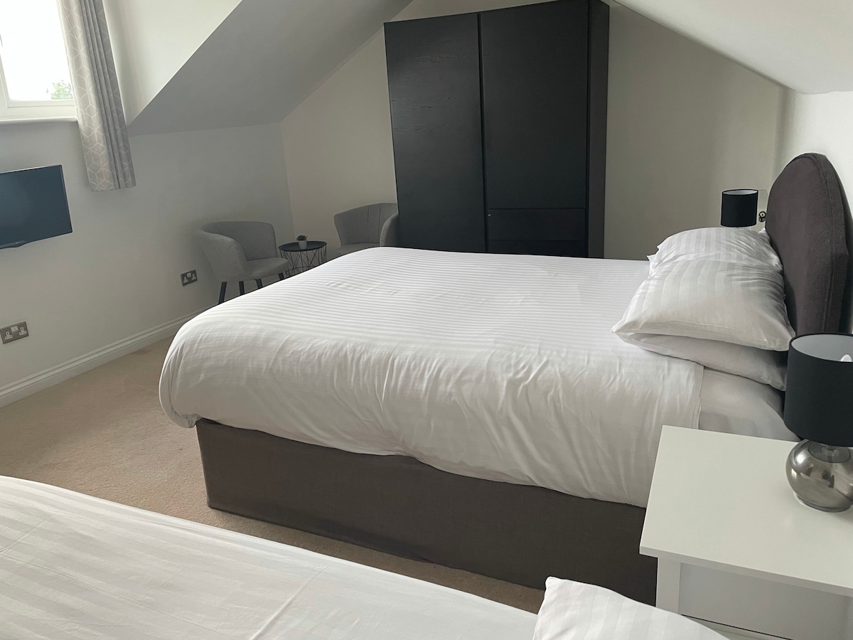 Soba 7 obiteljska soba - bračni krevet i 2 kreveta za jednu osobu. Sa spojenom kupaonicom.