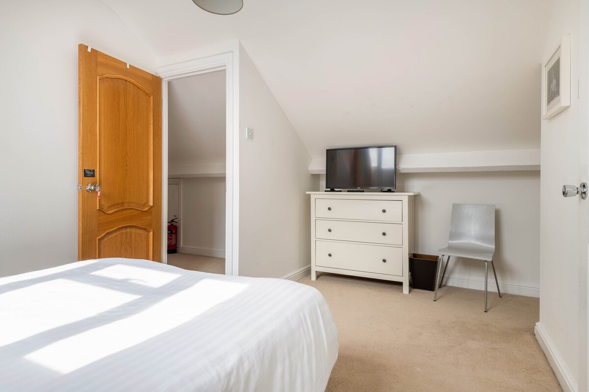 Soba 5: bračni krevet s vlastitom tuš-kabinom