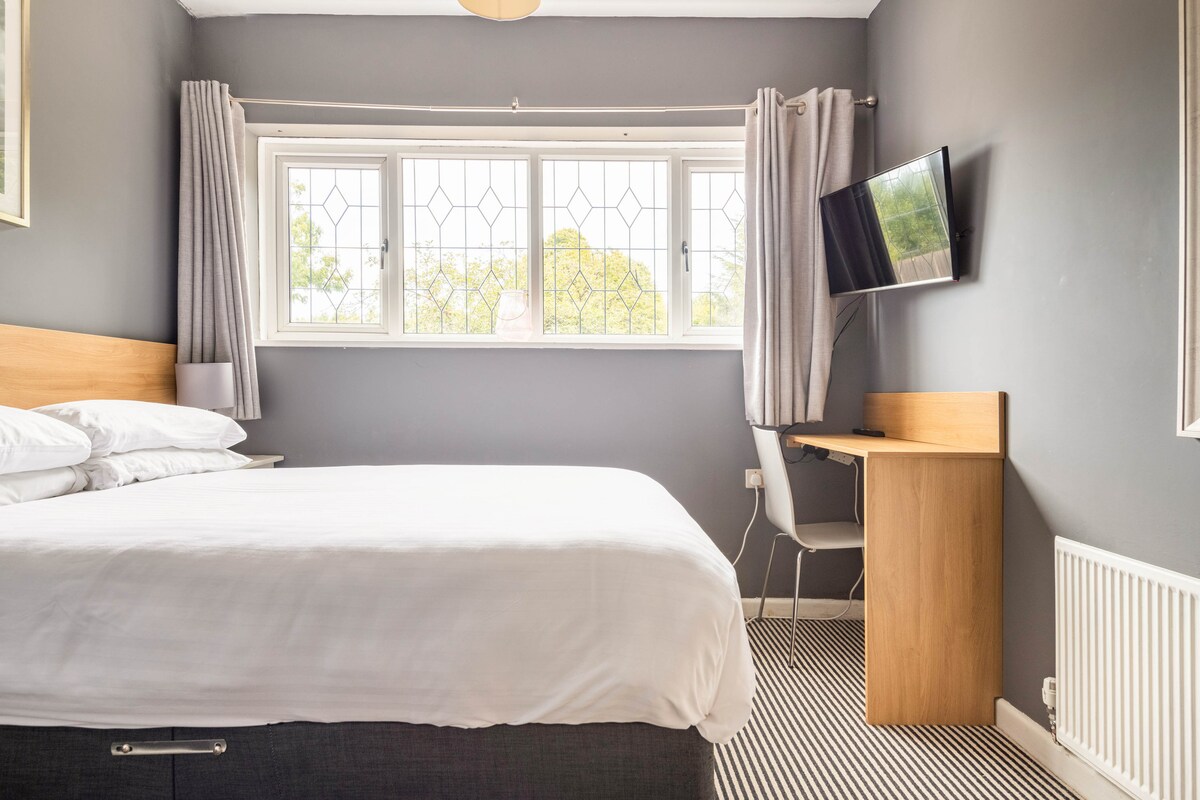 Soba 3: bračni krevet s vlastitom tuš-kabinom. Pogled na prednji vrt. 