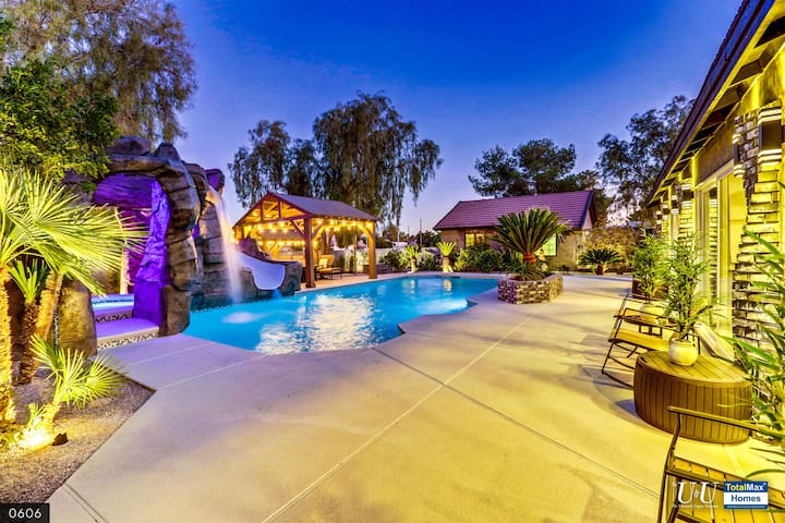 UU3 8BD/8BA Villa w/ Resort Pool and Karaoke Room