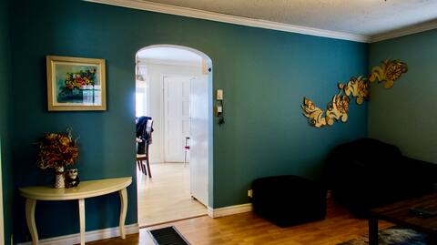 3 bdrms ENTIRE HOUSE for big group - Airport area