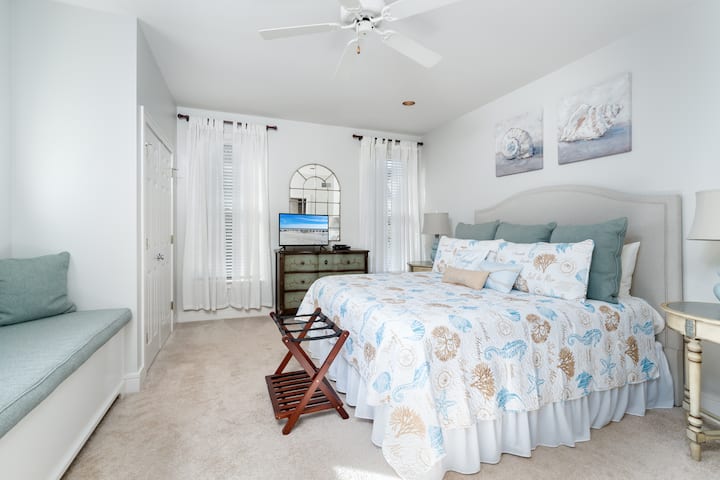 חדר שינה "טיילת ", מאסטר בקומה הראשית עם מיטת קינג