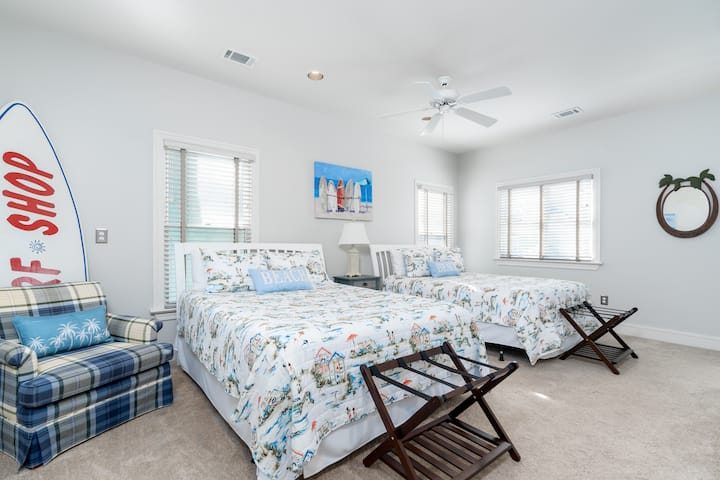 חדר שינה עם שתי מיטות קווין סייז