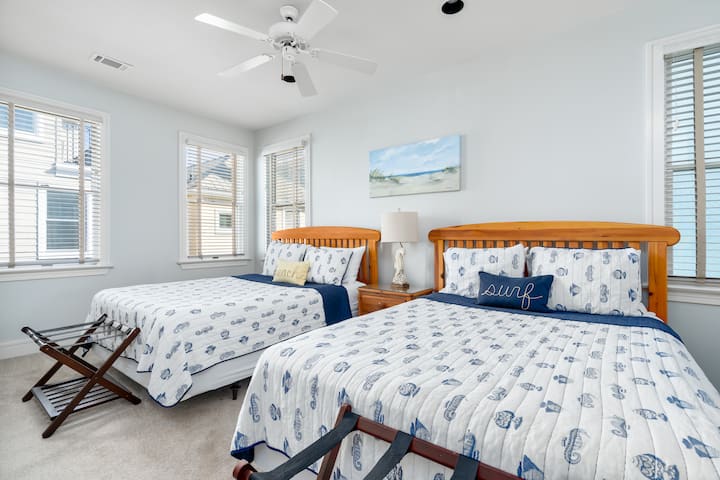 חדר שינה "אטלנטיק אווניו" עם שתי מיטות קווין