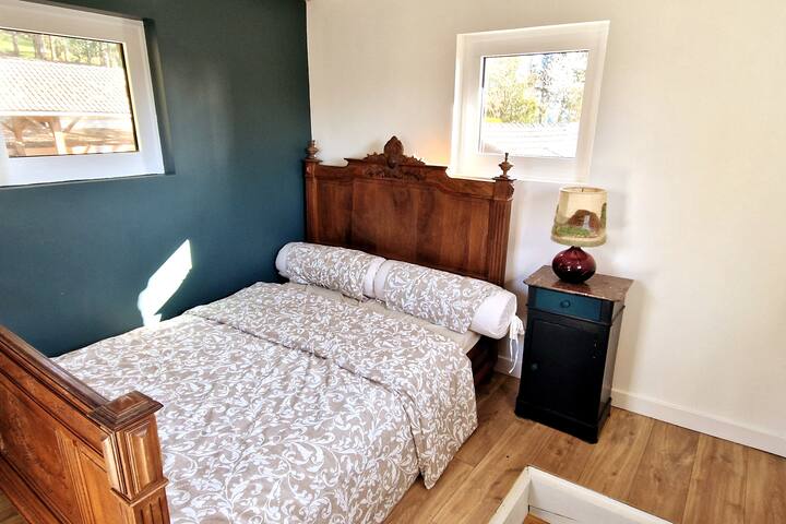 Спална соба 3 (на мезанин, на врвот на кулата)