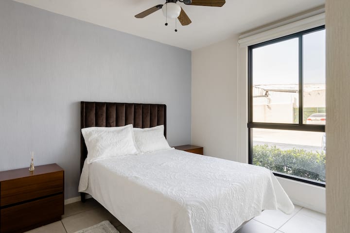 ห้องนอนที่สองตู้คู่ตู้เสื้อผ้าขนาดใหญ่พร้อม Smartv และพัดลมเพดาน