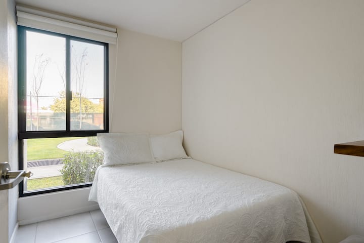 ห้องนอนเตียงใหญ่ห้องนอนที่ 3 สะดวกสบายมีแสงสว่างและการระบายอากาศที่ดี