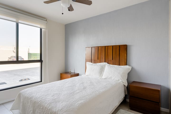 ห้องนอนใหญ่เตียงคู่ตู้เสื้อผ้าขนาดใหญ่สมาร์ททีวีขนาด 55 นิ้วและเคเบิลทีวีแบบเล่นทั้งหมดพัดลมเพดานพร้อมห้องน้ำส่วนตัวการระบายอากาศและแสงสว่างที่ดี